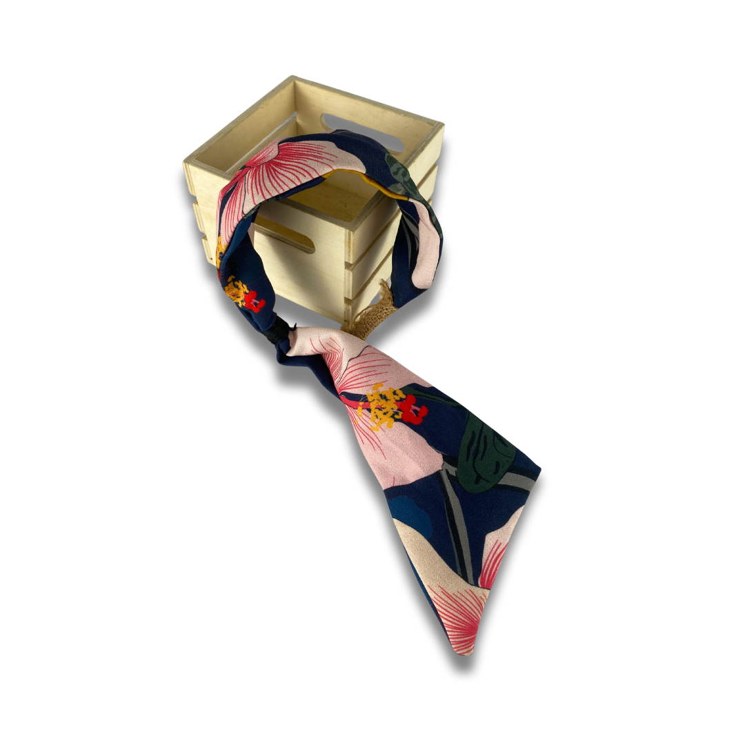 Vincha de diseño único, de tonos rosados