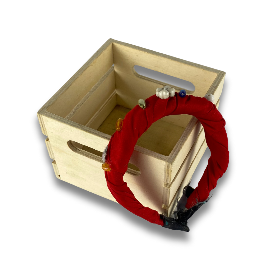 Vincha de diseño único envuelta en tela roja