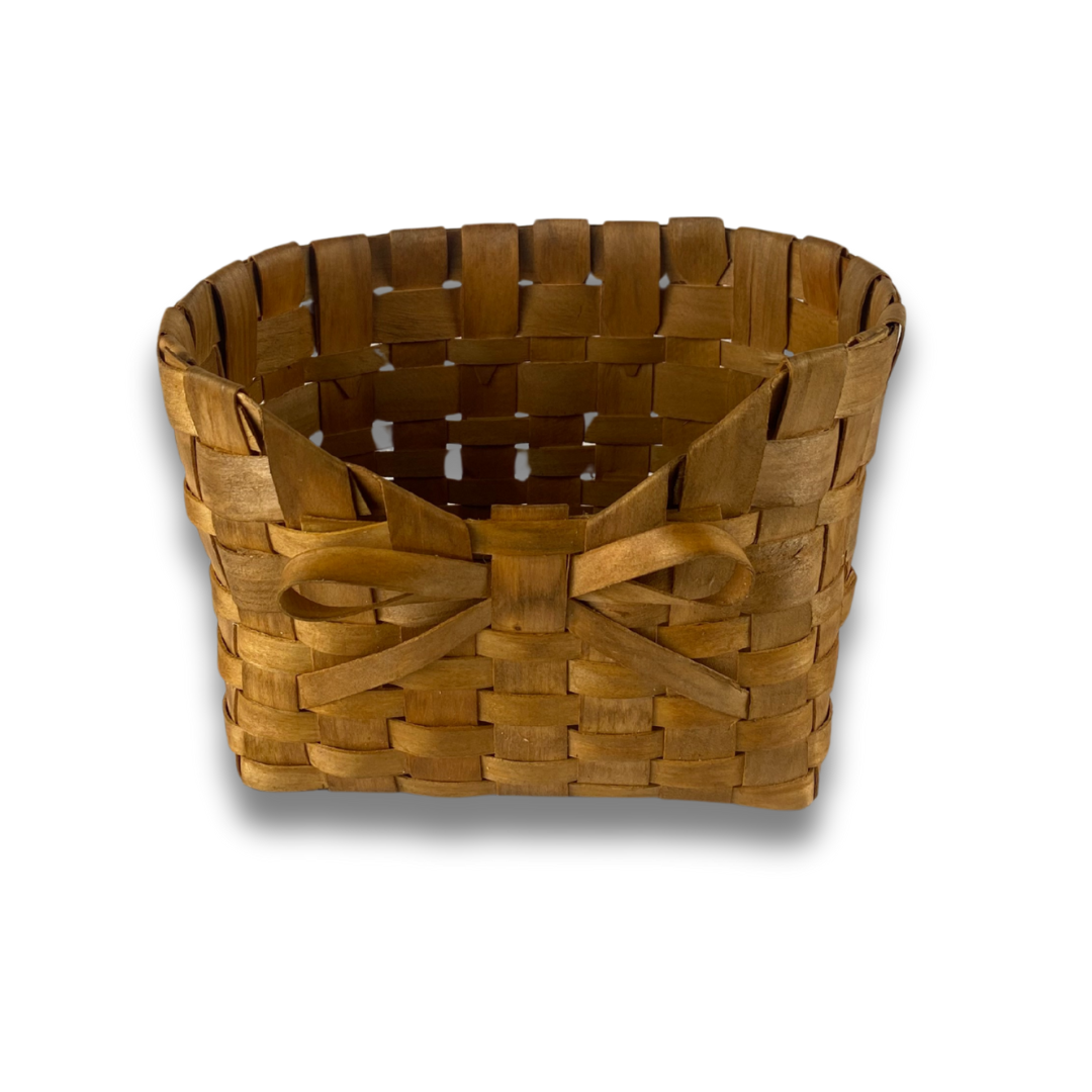 Cesta de mimbre trenzado natural en tono marrón